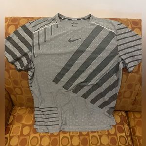 Like new Nike Running Dri-fit sport shirt dark gray, heathered gray. Men’s large